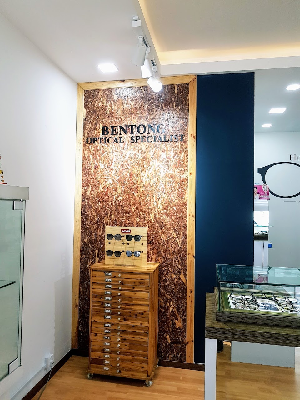 Hollywood Eye-Trend (Bentong) — photo by Lance Wong · Google