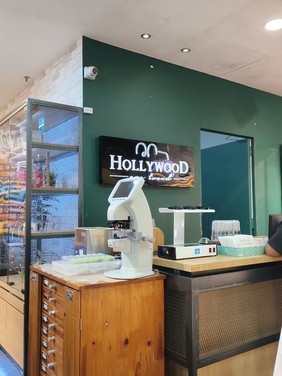 Hollywood Eye Trend (Spectrum Mall) — photo by Mahathir · Google