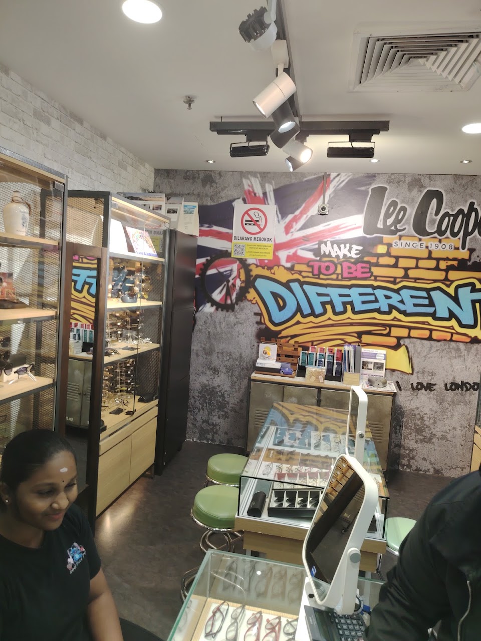 Hollywood Eye Trend (Spectrum Mall) — photo by Agilesh Varan · Google